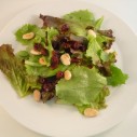Salade met gedroogde cranberries en amandelen